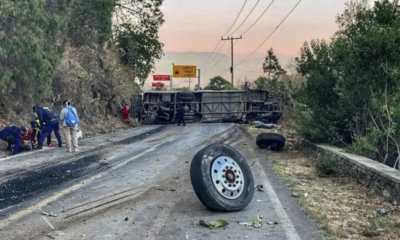Al menos 14 muertos y 31 heridos por volcadura de camión de pasaje en Malinalco